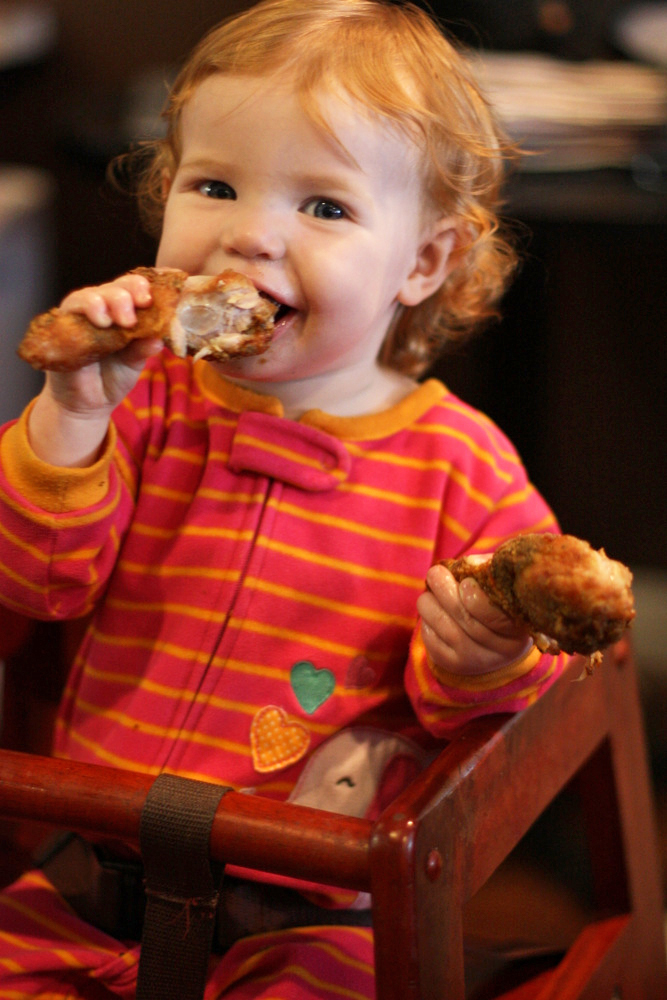 She likes eat. Eating Chicken. Гумнушки eat. Чикин девочка. Запечённая настоящие дети.