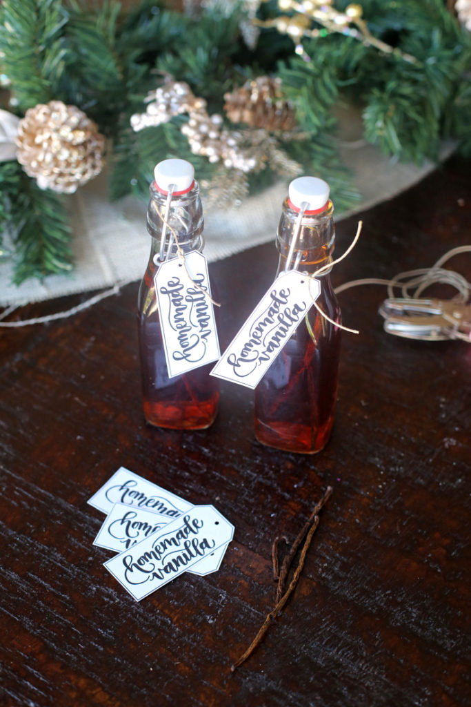 Homemade Vanilla Extract + Printable Tags - Everyday Reading