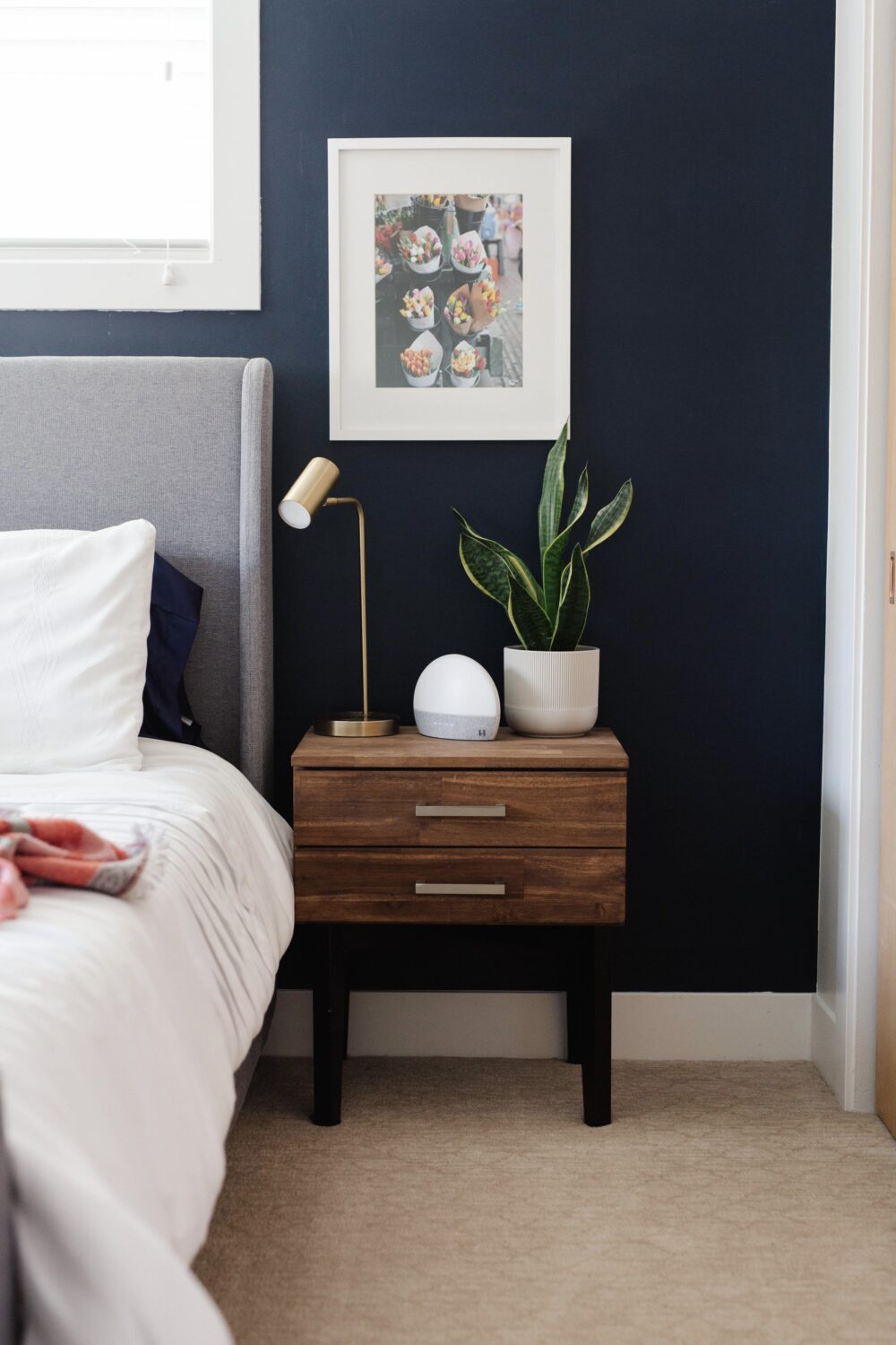 How to decorate a navy blue wall ?