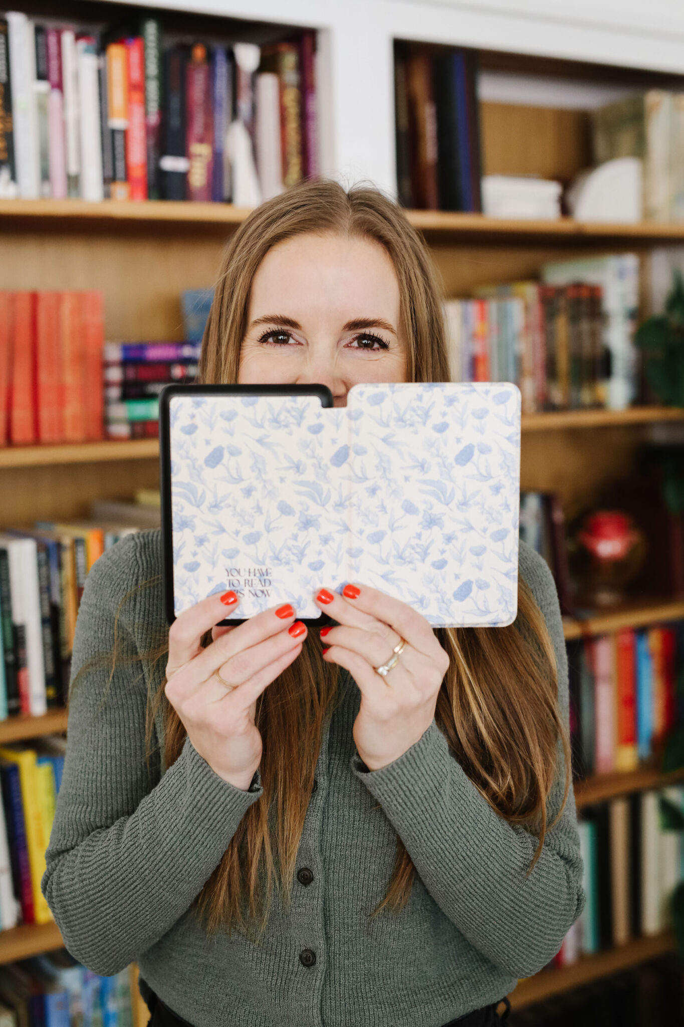 woman holding a kindle